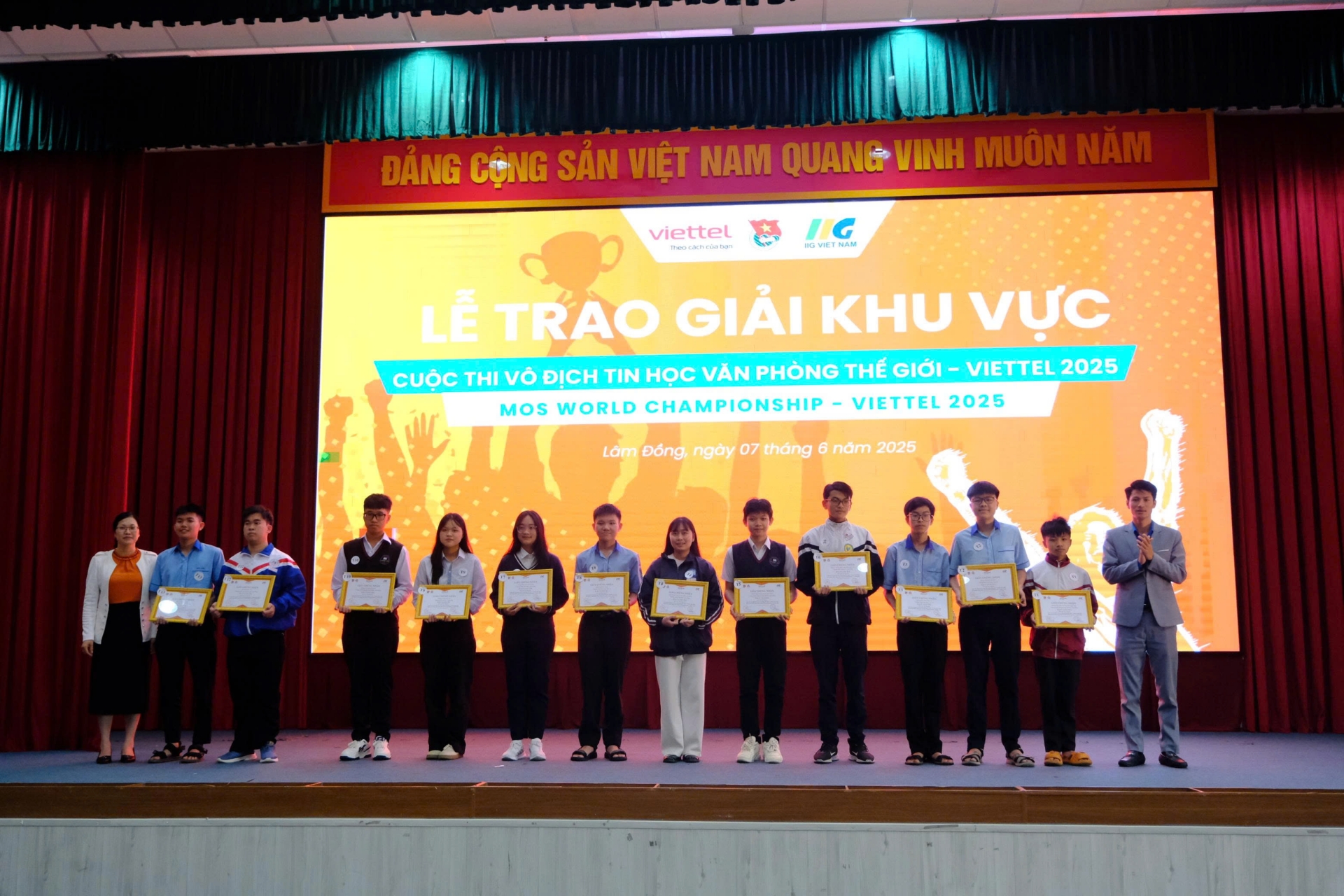 Đại diện lãnh đạo Sở GD và Viettel trao giải bacho các thí sinh