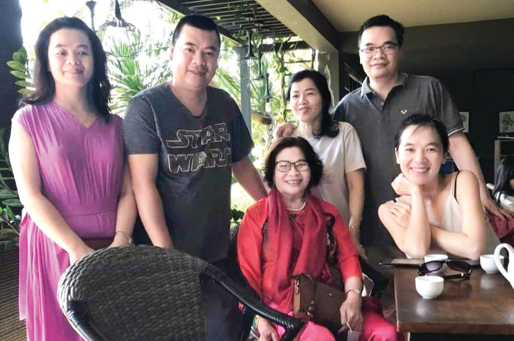 Bà Trần Thị Kim Ngân và 5 đứa con là tiến sĩ, thạc sĩ thành đạt
