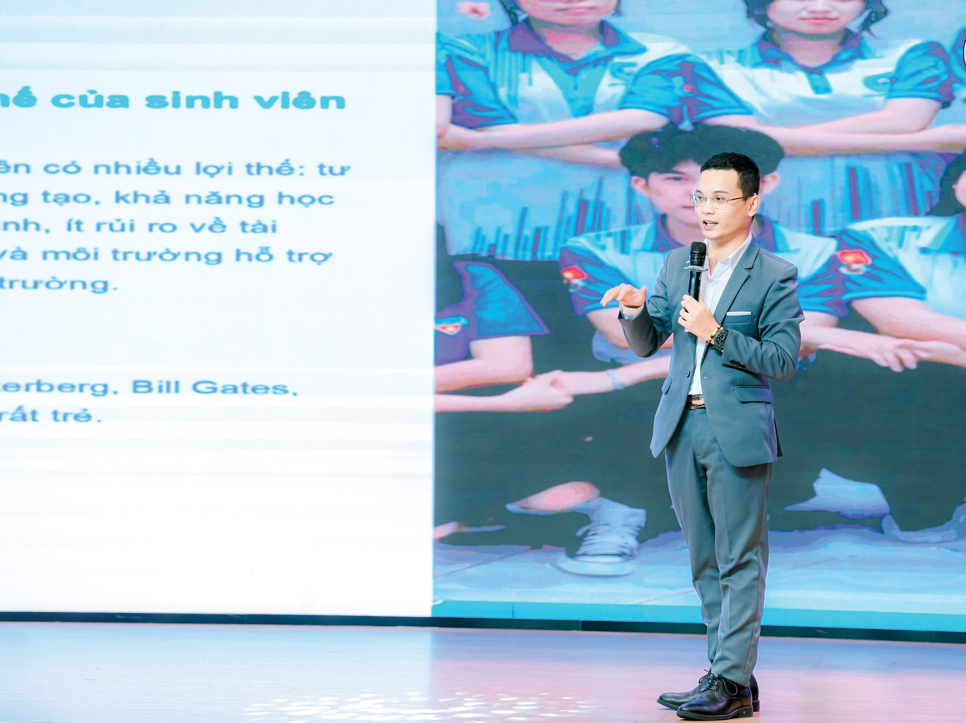 Anh Hoàng Lâm tại một buổi chia sẻ về ứng dụng trí tuệ nhân tạo trong học tập