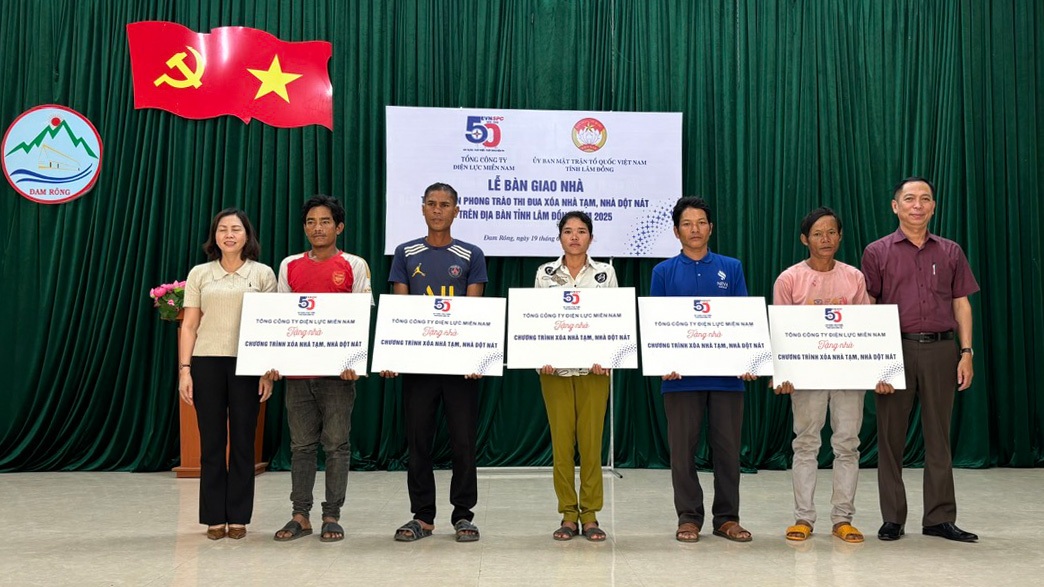 Tổng Công ty Điện lực Miền Nam trao tặng nhà cho các gia đình