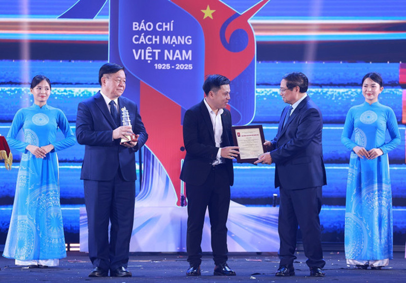 Thủ tướng Phạm Minh Chính và Trưởng ban Tuyên giáo và Dân vận Trung ương Nguyễn Trọng Nghĩa trao Giải A cho đại diện nhóm tác giả Báo Điện tử VietnamPlus (Liên chi hội nhà báo Thông tấn xã Việt Nam)