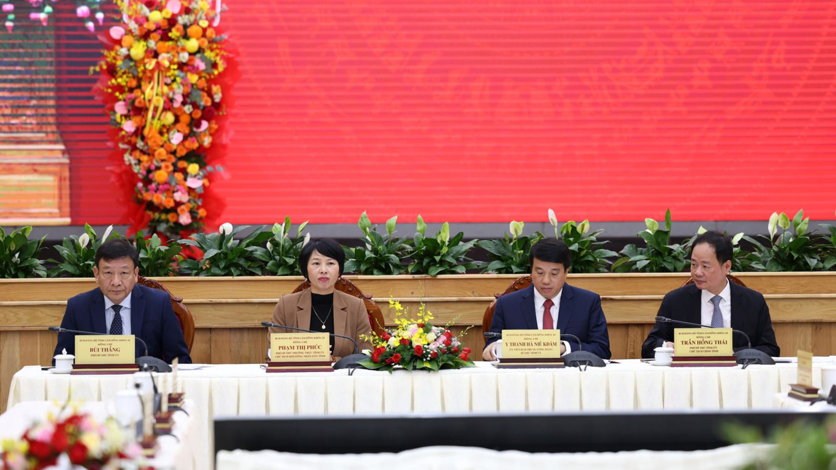 Chủ trì hội nghị