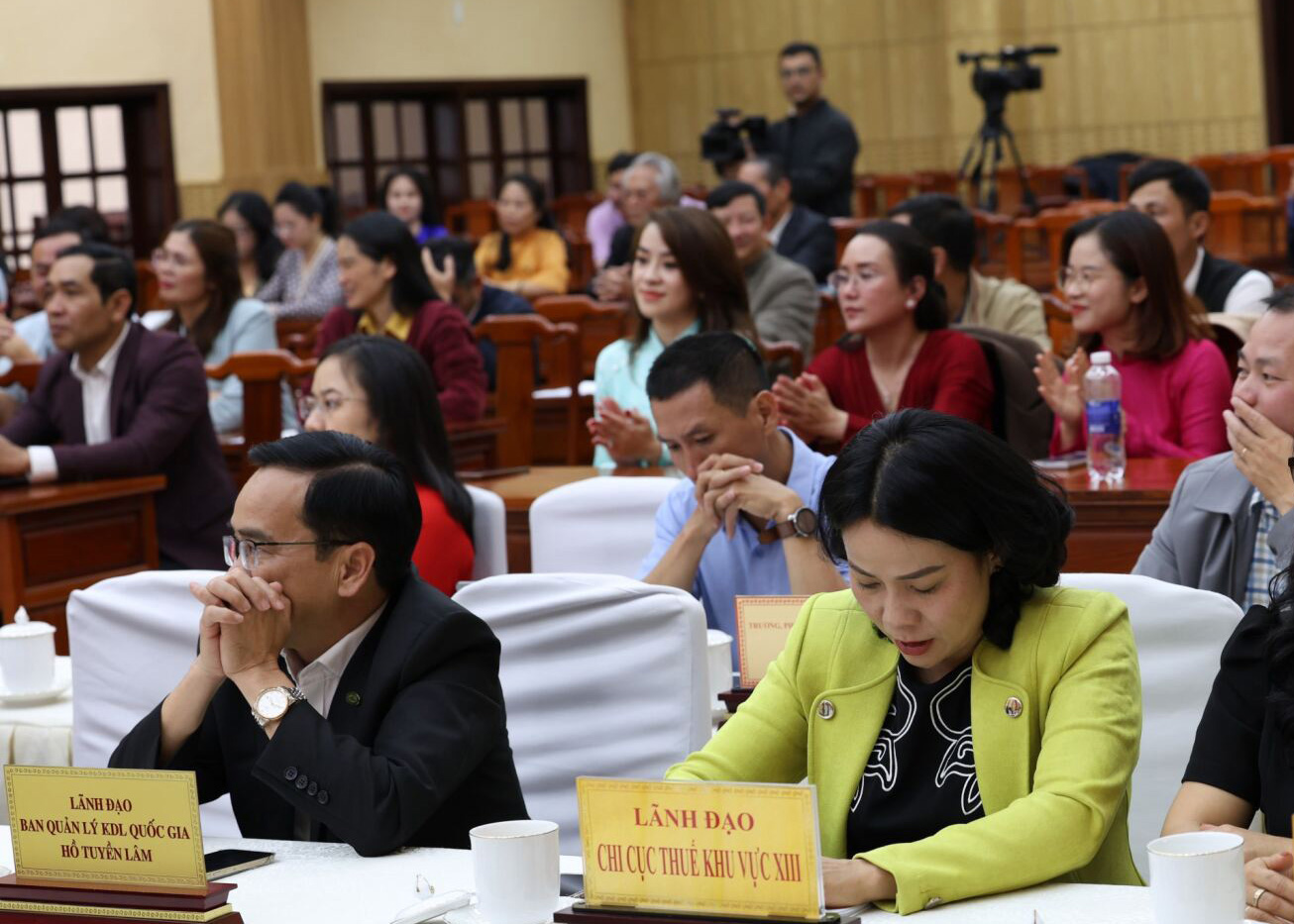 Lãnh đạo các sở, ngành, địa phương tham dự lễ