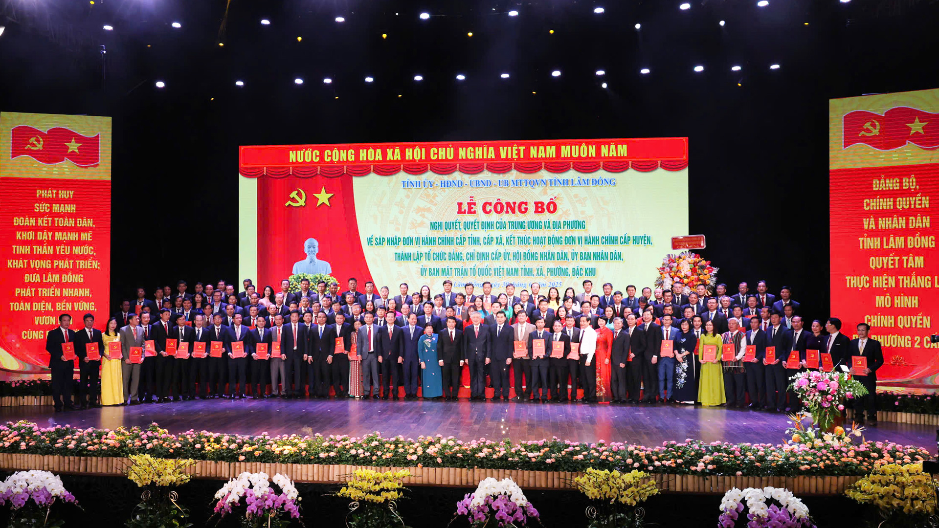 Đồng chí Nguyễn Hòa Bình và lãnh đạo các ban, bộ ngành Trung ương, Thường trực Tỉnh ủy Lâm Đồng cùng lên chụp hình lưu niệm với 124 đồng chí Bí thư các xã, phường, đặc khu của tỉnh Lâm Đồng