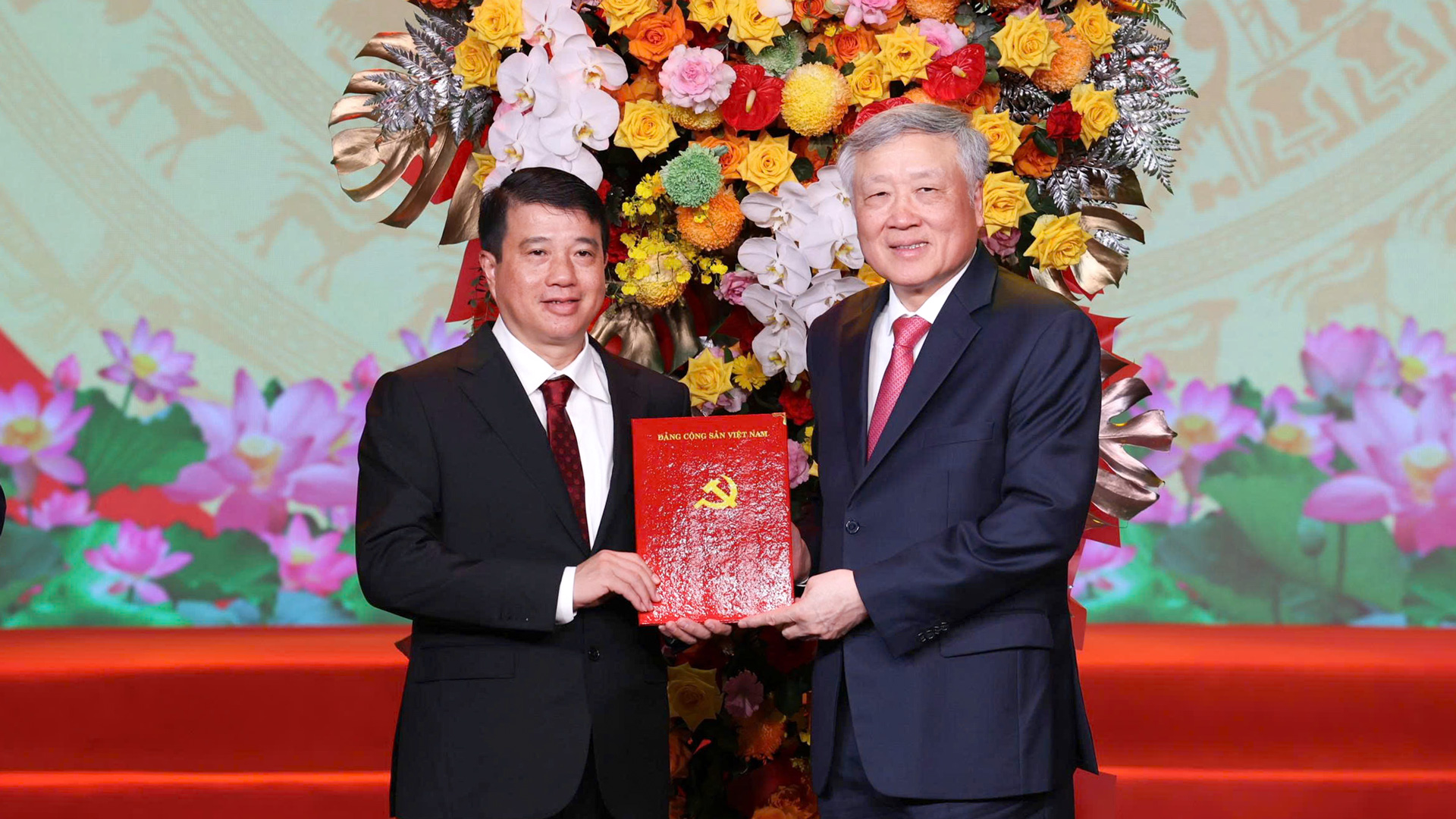 Trao quyết định