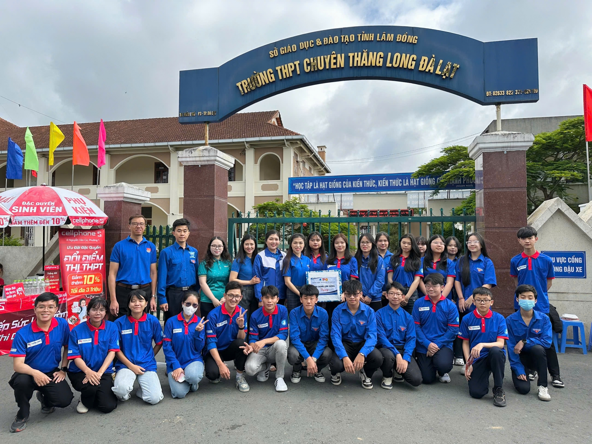 Thường trực Tỉnh Đoàn thăm hỏi, tặng quà động viên đội hình Tiếp sức mùa thi tại điểm thi Trường THPT Chuyên Thăng Long Đà Lạt
