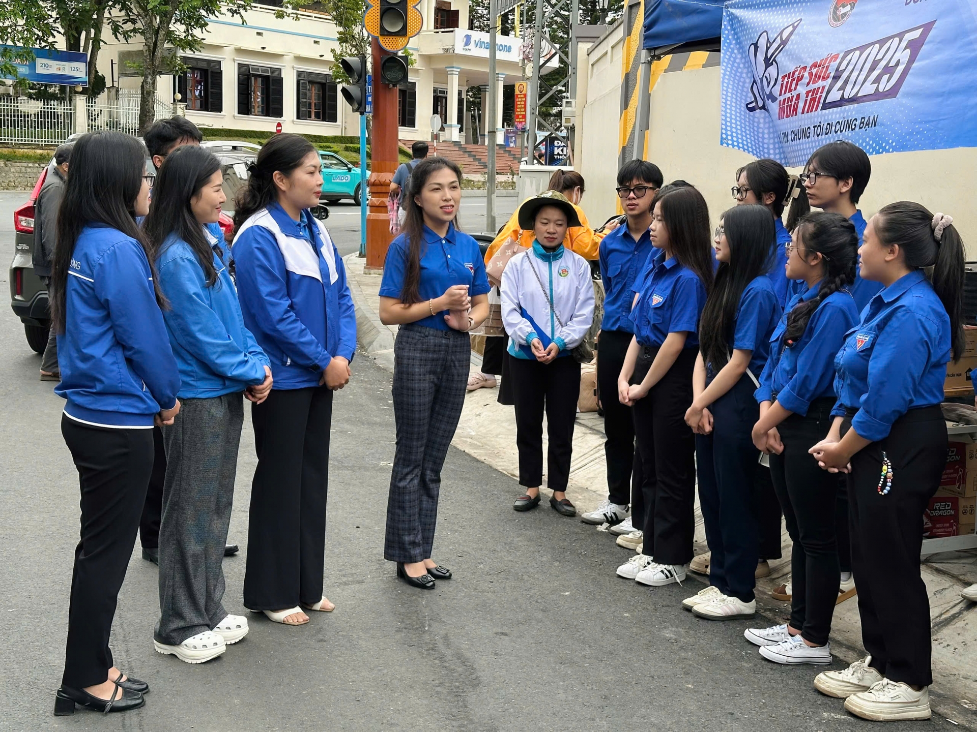 Phó Bí thư Tỉnh Đoàn Trần Diệp Mỹ Dung thăm hỏi, dặn dò đội hình Tiếp sức mùa thi tại thành phố Đà Lạt