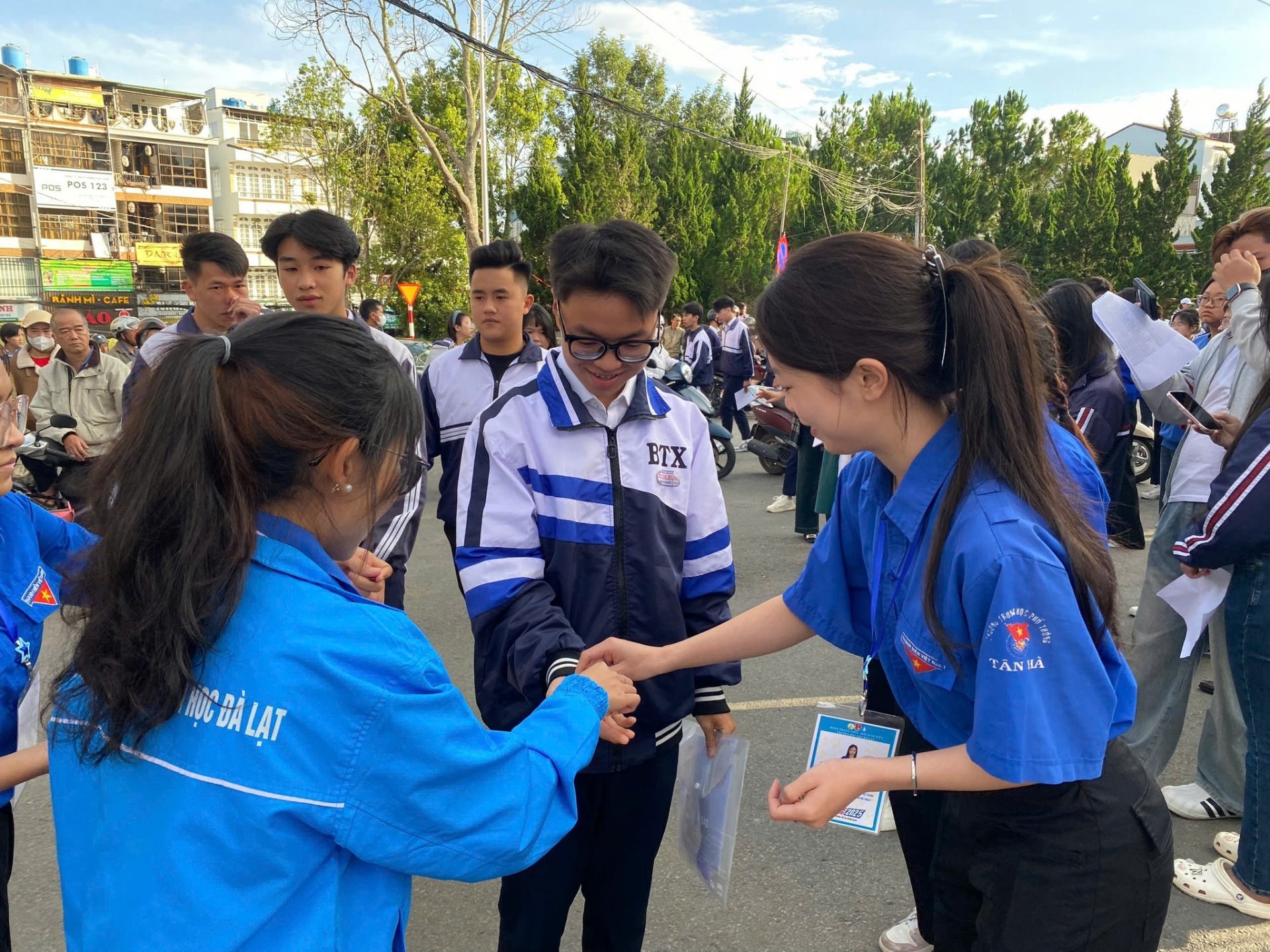 Các tình nguyện viên gửi tặng các thí sinh những ngôi sao may mắn