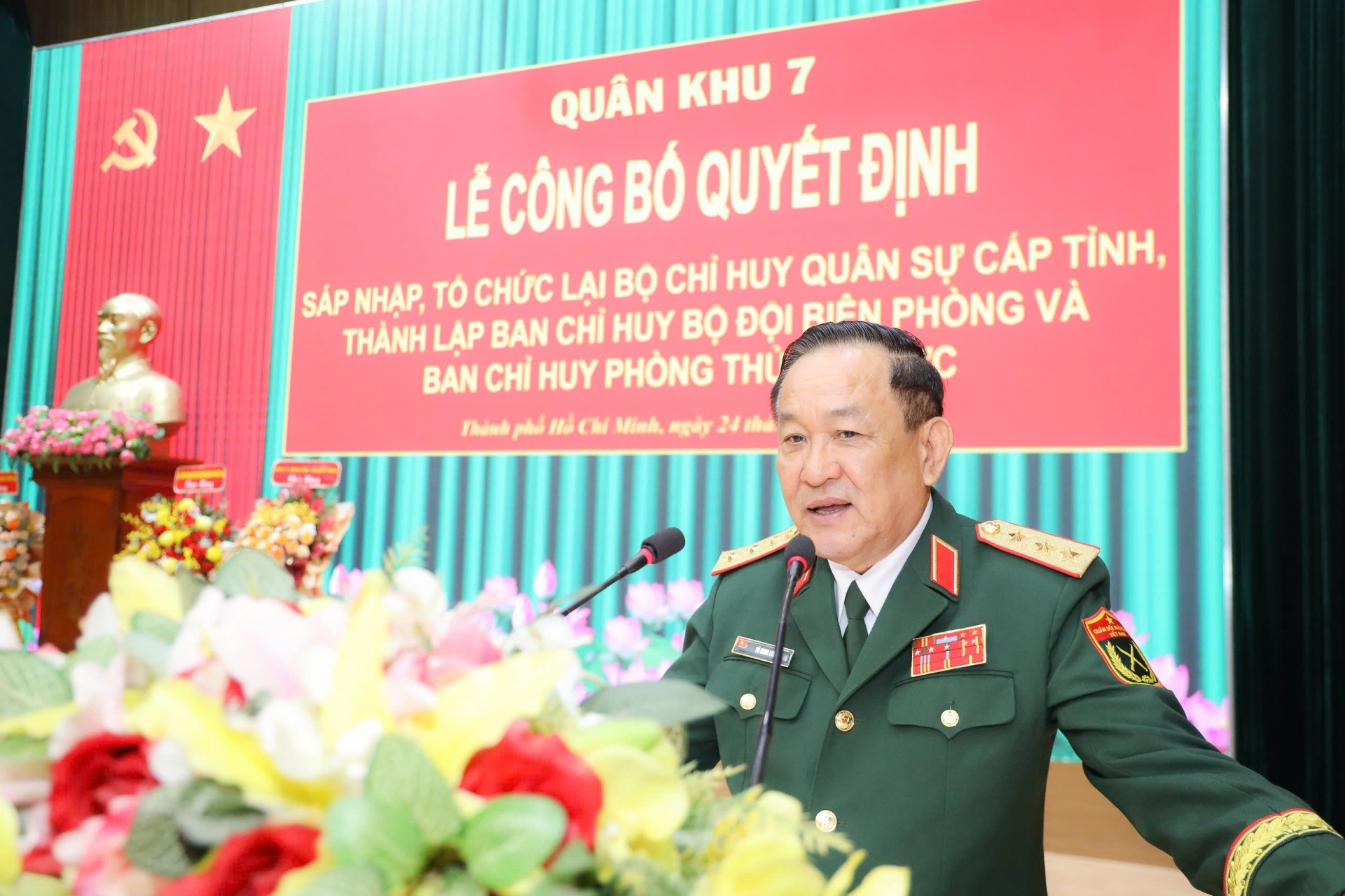 Thượng tướng Võ Minh Lương - Ủy viên Trung ương Đảng, Ủy viên Thường vụ Quân ủy Trung ương, Thứ trưởng Bộ Quốc phòng chỉ đạo buổi lễ
