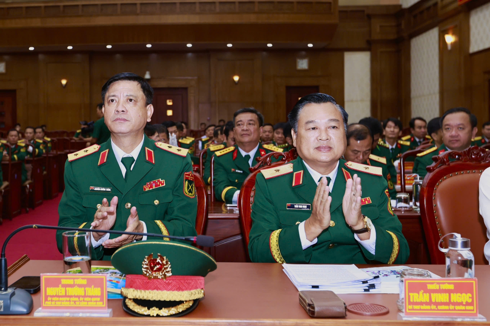 rung tướng Nguyễn Trường Thắng - Ủy viên Trung ương Đảng, Ủy viên Quân ủy Trung ương, Tư lệnh Quân khu 7; Thiếu tướng Trần Vinh Ngọc - Bí thư Đảng ủy, Chính ủy Quân khu chủ trì buổi lễ (ảnh Báo QK7)