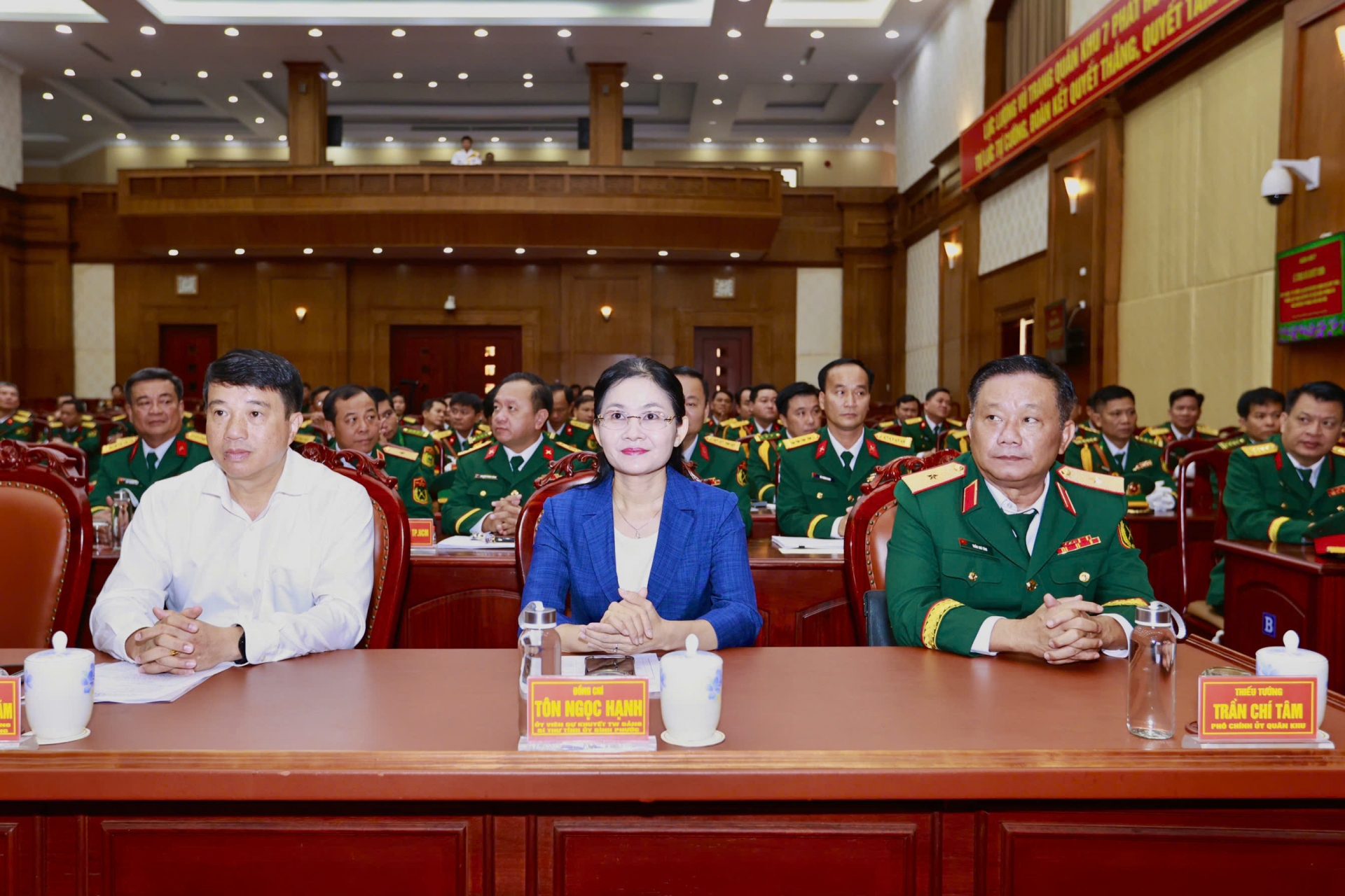 Đồng chí Y Thanh Hà Niê Kđăm - Ủy viên Ban Chấp hành Trung ương Đảng, Bí thư Tỉnh ủy, Bí thư Đảng ủy Quân sự tỉnh Lâm Đồng (bìa trái) tham dự buổi lễ (ảnh Báo QK7)