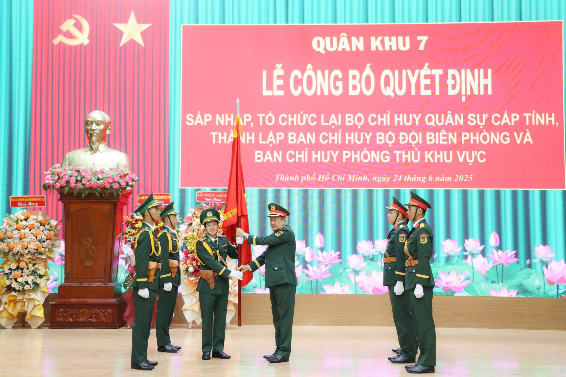 Thượng tướng Võ Minh Lương, Thứ trưởng Bộ Quốc phòng trao Quân kỳ Quyết thắng cho các Ban Chỉ huy Bộ đội Biên phòng (ảnh Báo QK7)