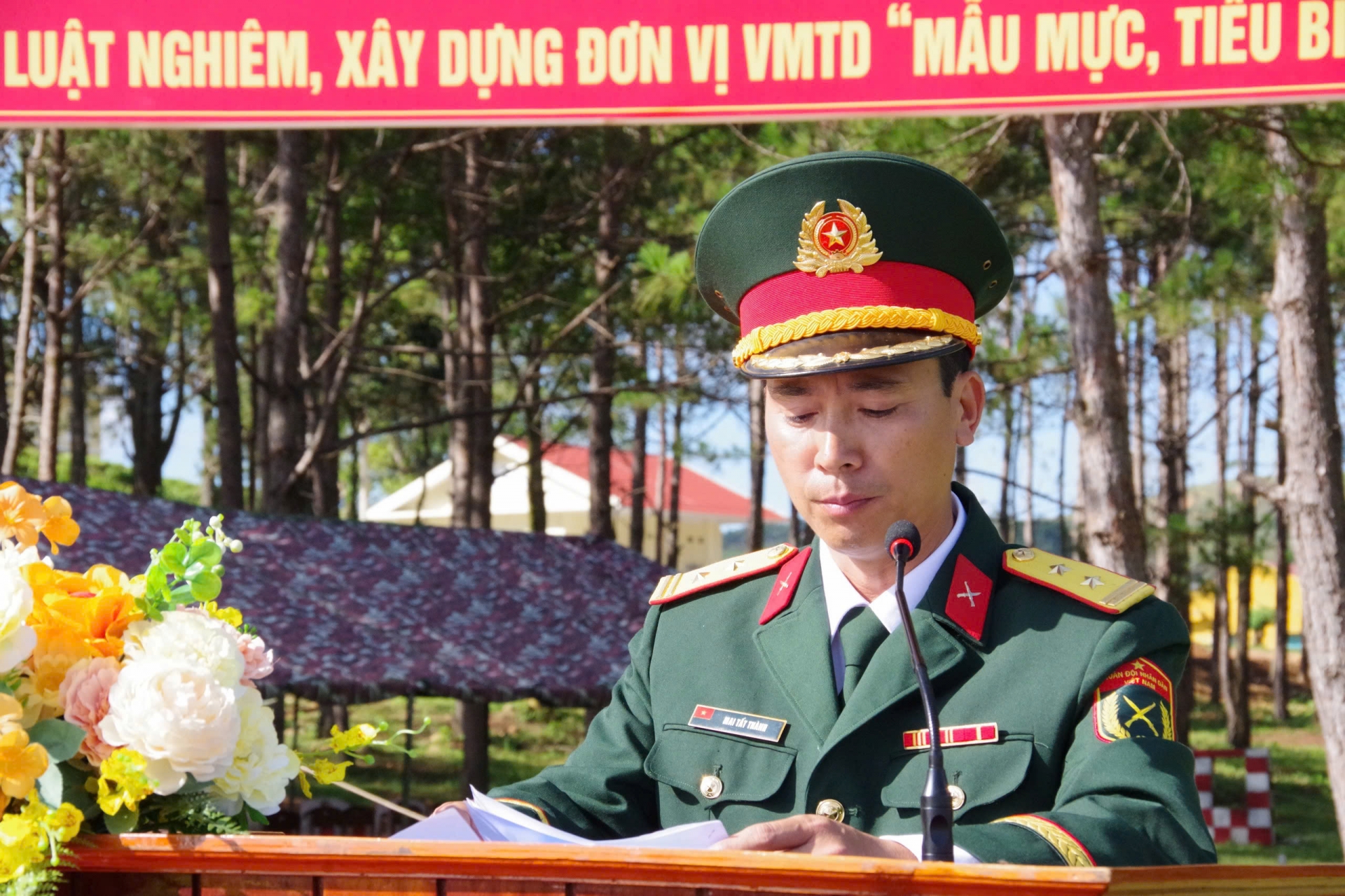 Trung tá Mai Tất Thành - Trung đoàn trưởng Trung đoàn Bộ binh 994 báo cáo kết quả huấn luyện chiến sĩ mới