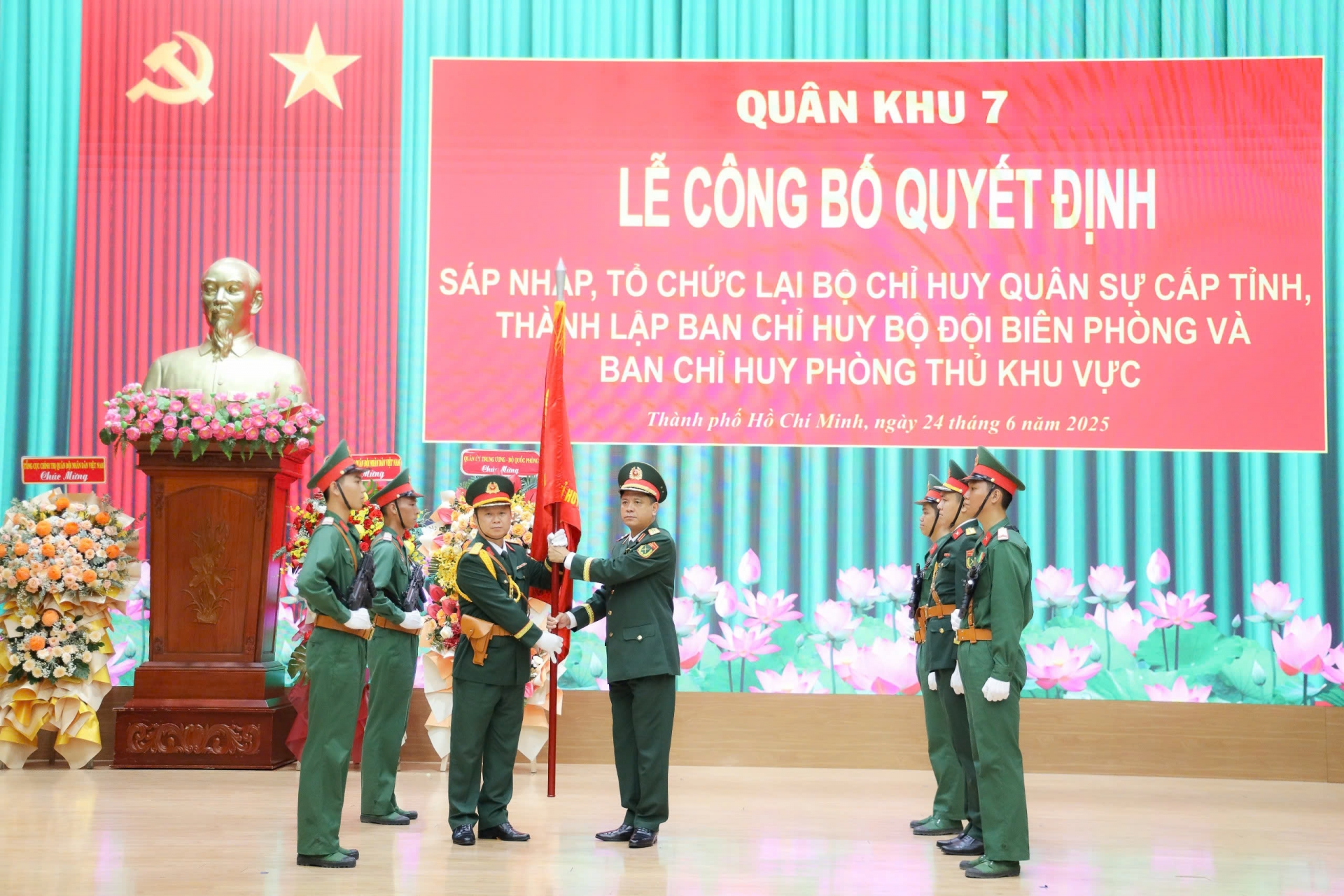 Trung tướng Nguyễn Trường Thắng, Tư lệnh Quân khu 7 trao Quân kỳ Quyết thắng cho Ban Chỉ huy Phòng thủ khu vực các tỉnh (ảnh Báo QK7)