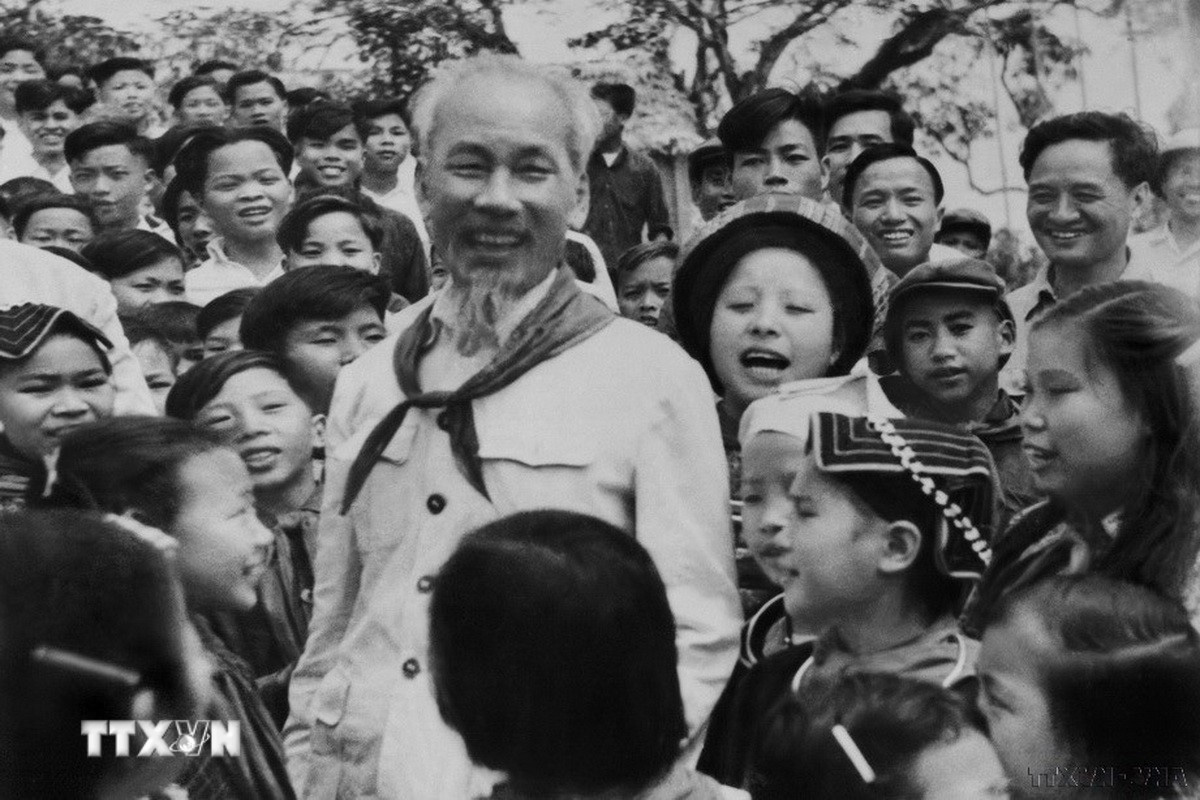 Chủ tịch Hồ Chí Minh đến thăm Trường thiếu nhi các dân tộc vùng cao Việt Bắc ở Thái Nguyên (13/3/1960)