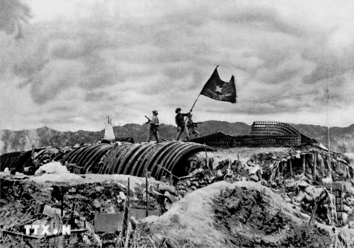 Hình ảnh Lá cờ “Quyết chiến - Quyết thắng” tung bay trên nóc hầm Tướng De Castries, chiều 7/5/1954 là hình ảnh biểu tượng của Chiến thắng lịch sử Điện Biên Phủ