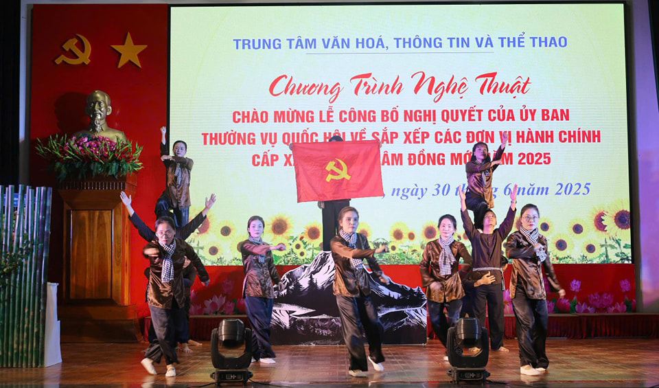 Các tiết mục văn nghệ đặc sắc thể hiện tinh thần anh hùng, bất khuất của toàn Đảng, toàn quân, toàn dân