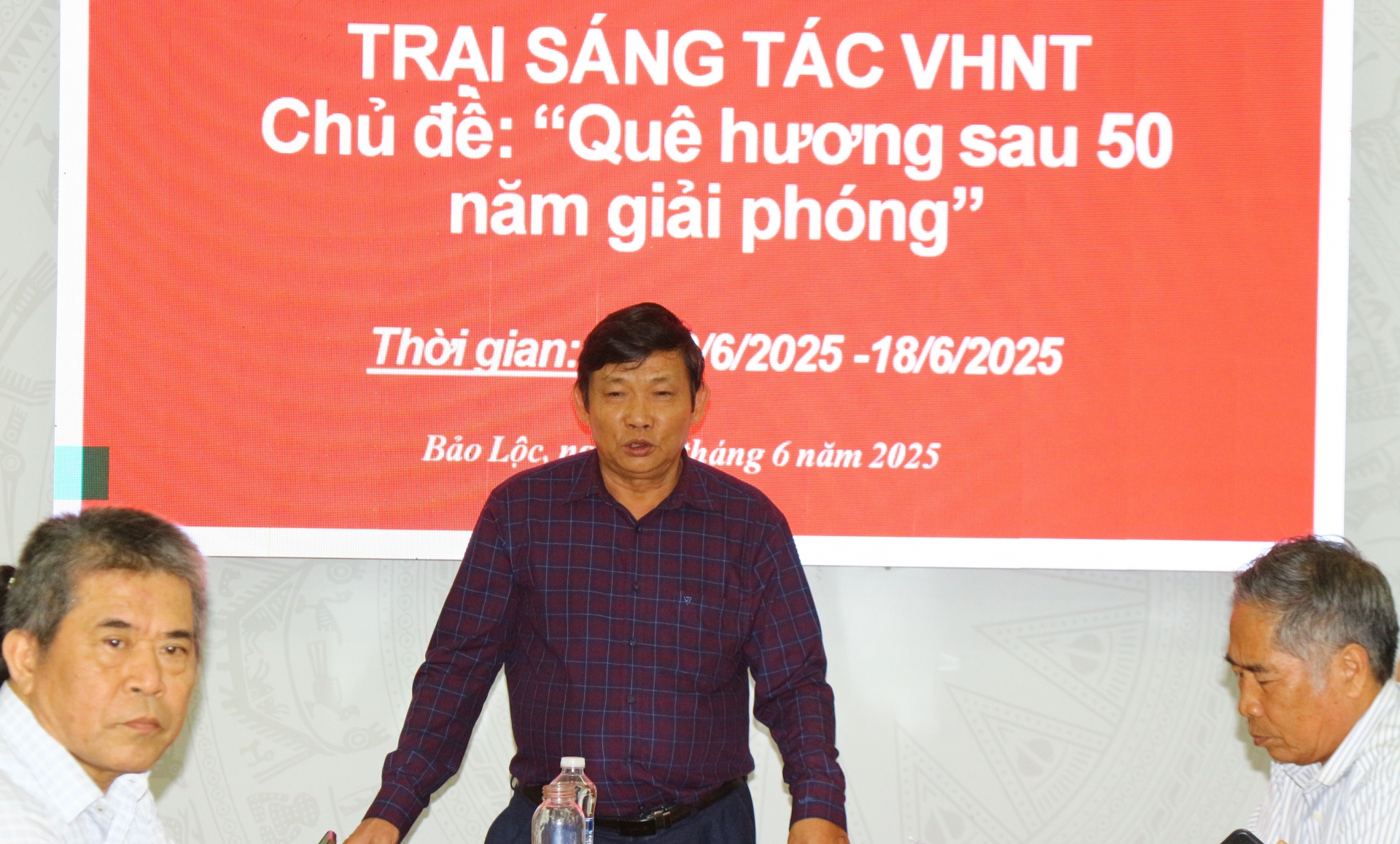Nhà thơ Thanh Dương Hồng – Chủ tịch Hội VHNT tỉnh, Trưởng ban Trại sáng tác phát biểu chỉ đạo tại Trại sáng tác