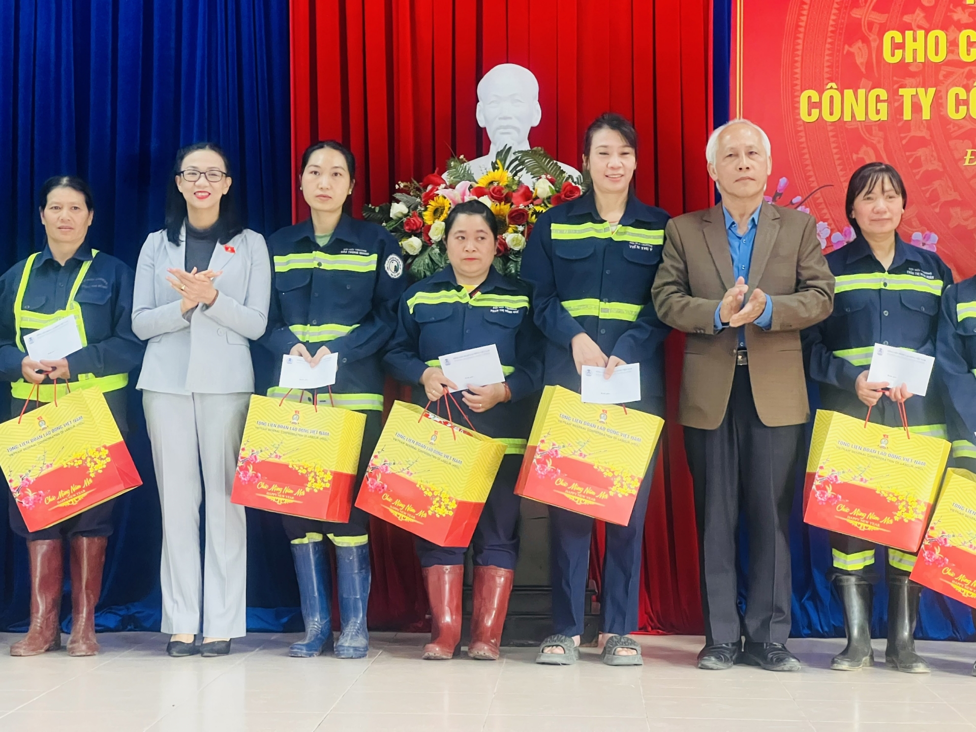 Đại biểu Trịnh Thị Tú Anh cùng đoàn ĐBQH Lâm Đồng, LĐLĐ tỉnh kịp thời thăm hỏi, động viên, tặng quà công nhân lao động vệ sinh môi trường Đà Lạt