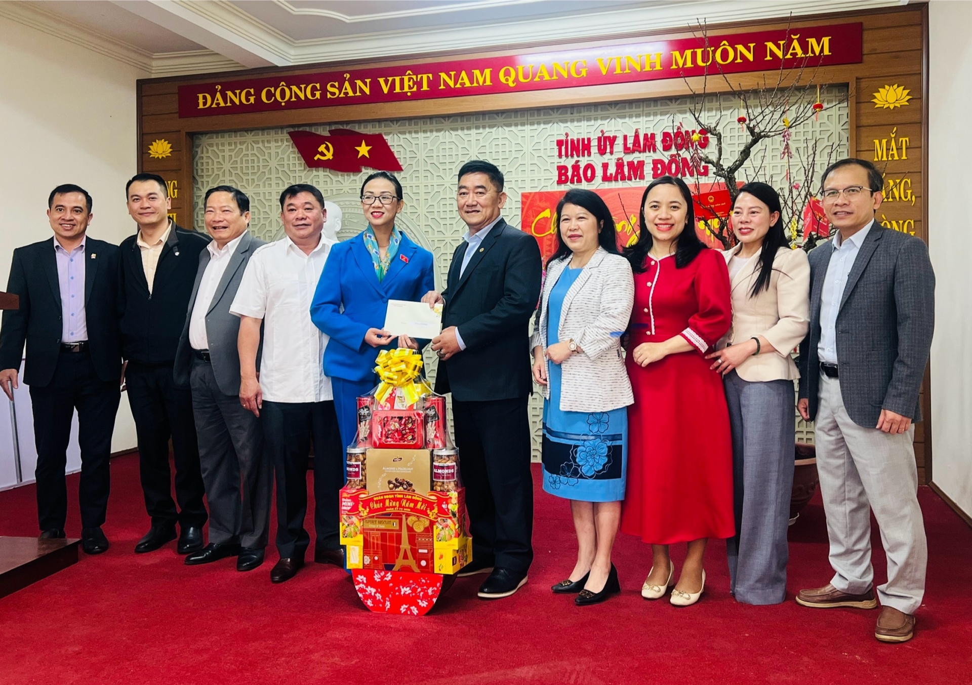 Đại biểu Trịnh Thị Tú Anh cùng Đoàn ĐBQH, Văn phòng Đoàn ĐBQH - HĐND tỉnh thăm hỏi, tặng quà, chúc mừng tập thể Báo Lâm Đồng nhân ngày Báo chí Cách mạng Việt Nam 21/6
