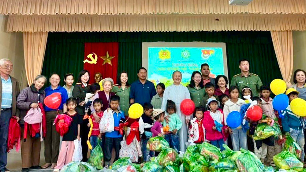 Trao 200 phần quà cho thiếu nhi vùng sâu xã Lát