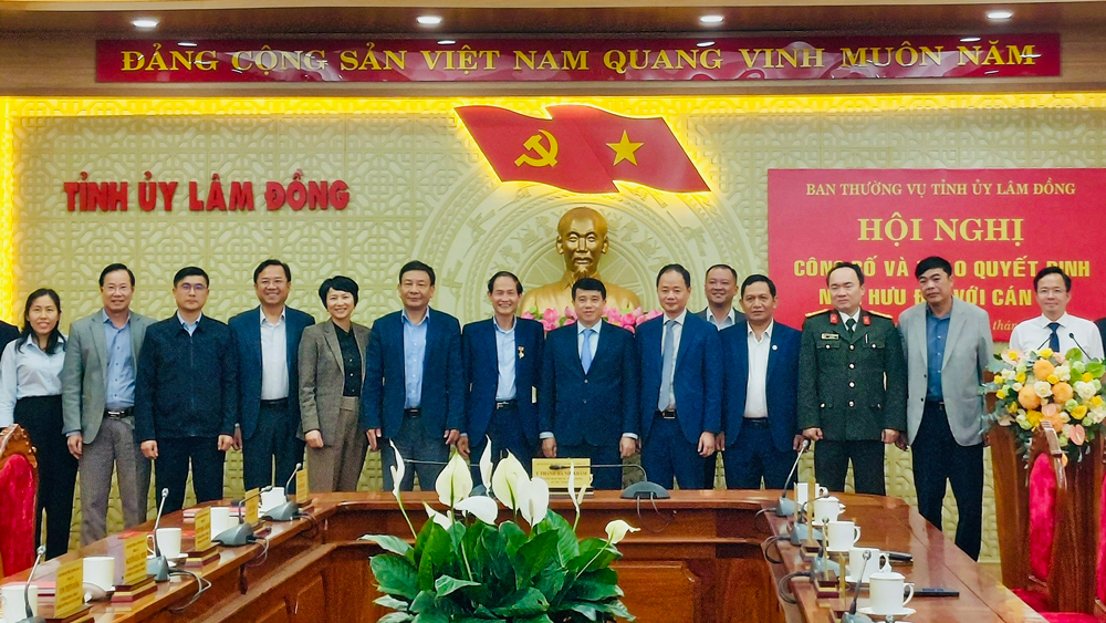 Trao tặng Kỷ niệm chương Vì sự nghiệp phát triển tỉnh Lâm Đồng cho nguyên Trưởng Ban Tổ chức Tỉnh ủy Nguyễn Trọng Ánh Đông