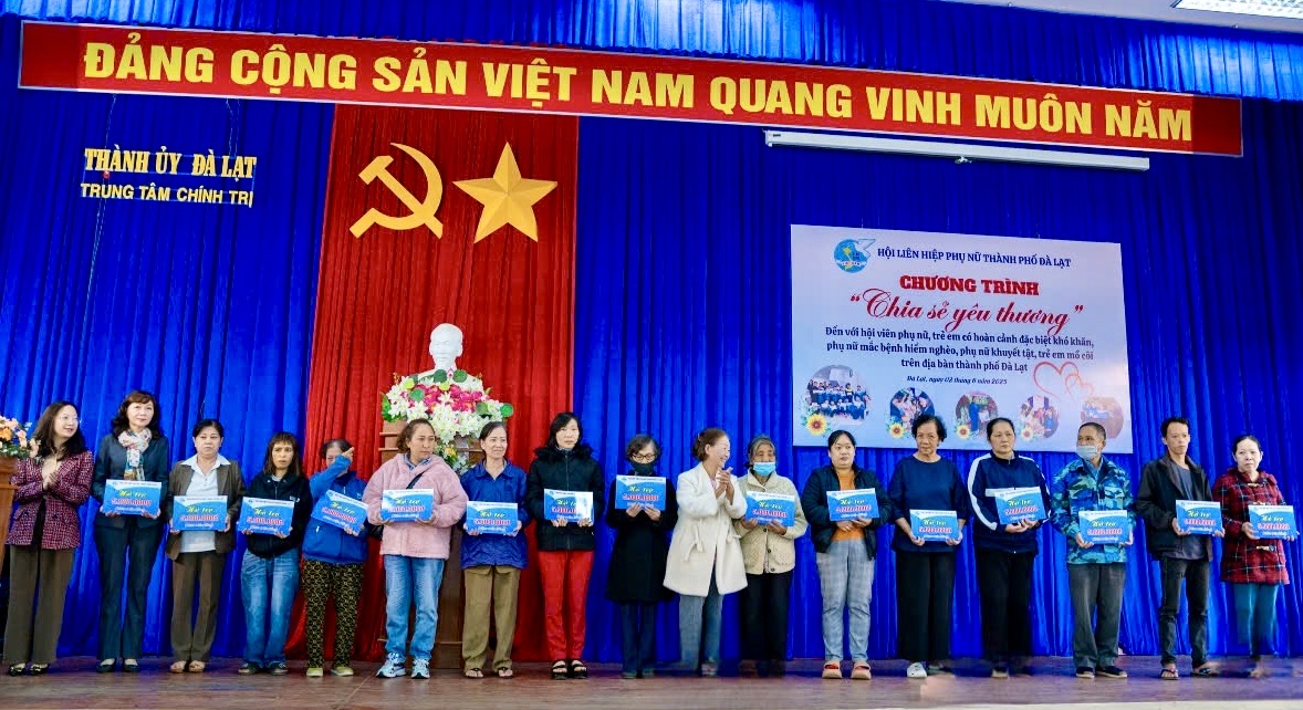 Trao tặng quà cho phụ nữ mắc bệnh hiểm nghèo