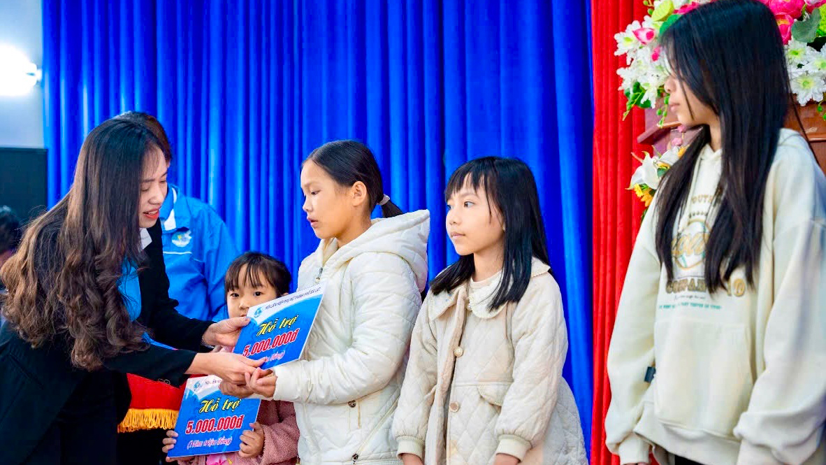 Trao quà chia sẻ yêu thương tổng trị giá 665 triệu đồng cho phụ nữ và trẻ em có hoàn cảnh đặc biệt khó khăn