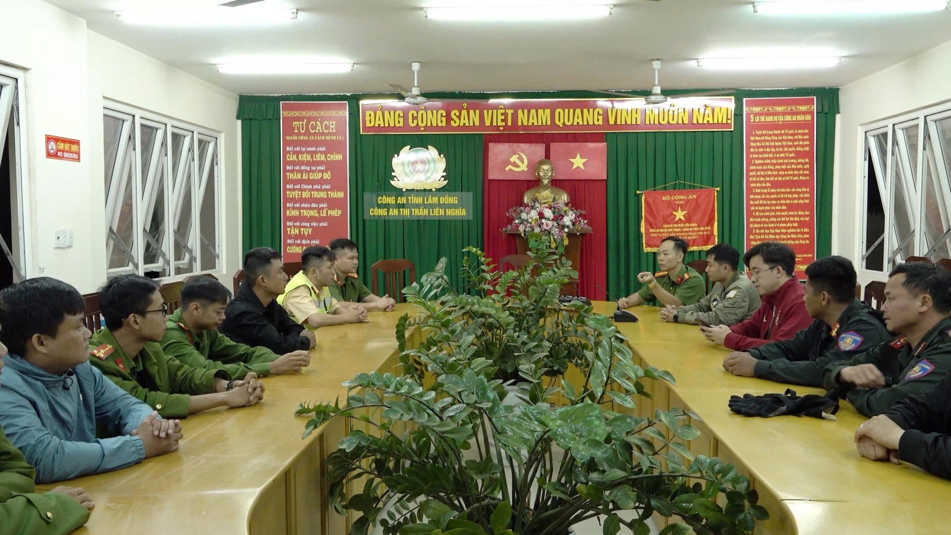 Tổ liên lực lượng Đức Trọng họp bàn phương án tuần tra trên địa bàn thị trấn Liên Nghĩa