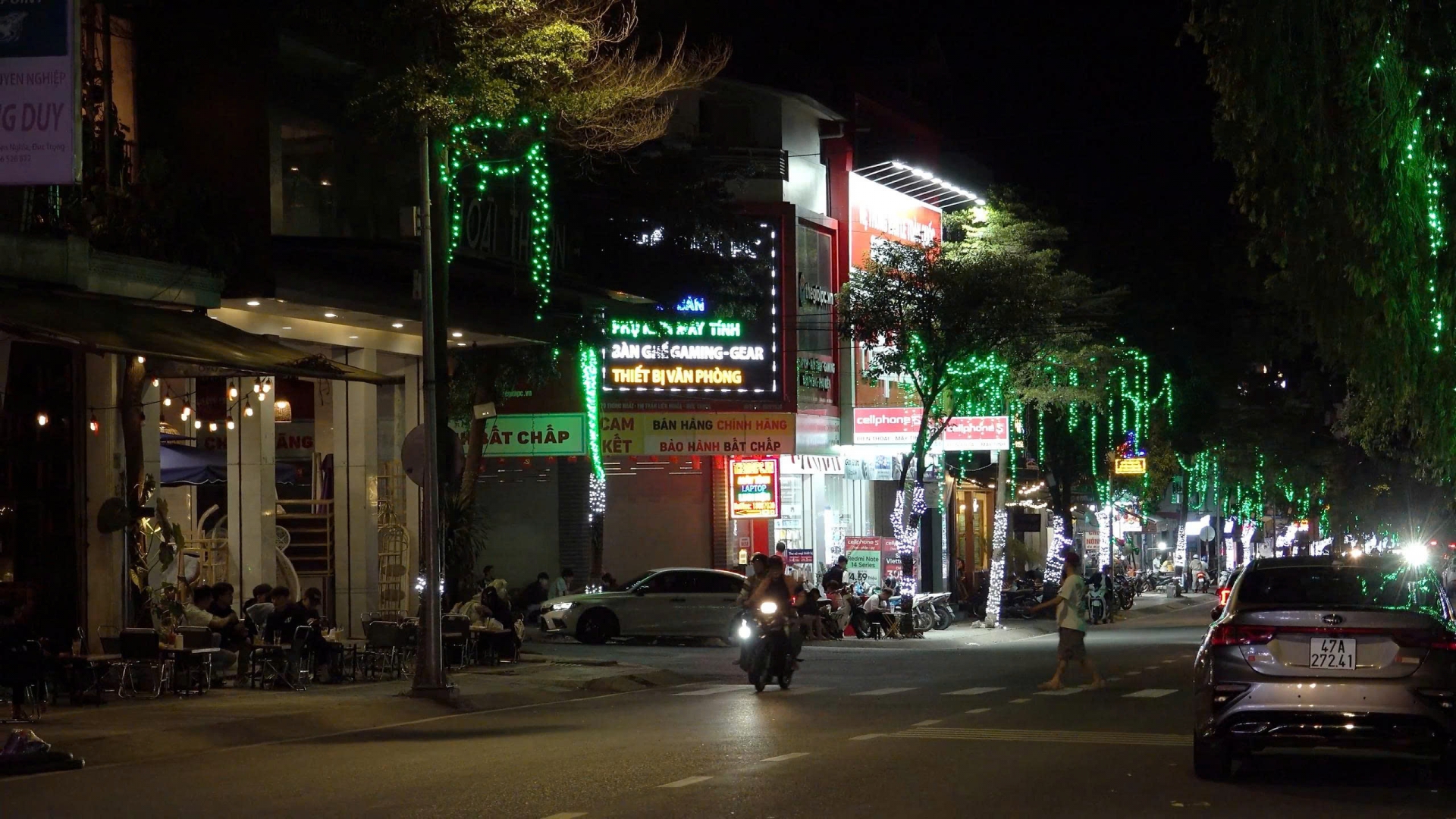 Quang cảnh đường Thống Nhất, thị trấn Liên Nghĩa về đêm nơi các đối tượng thích thể hiện bốc đầu, nẹt bô