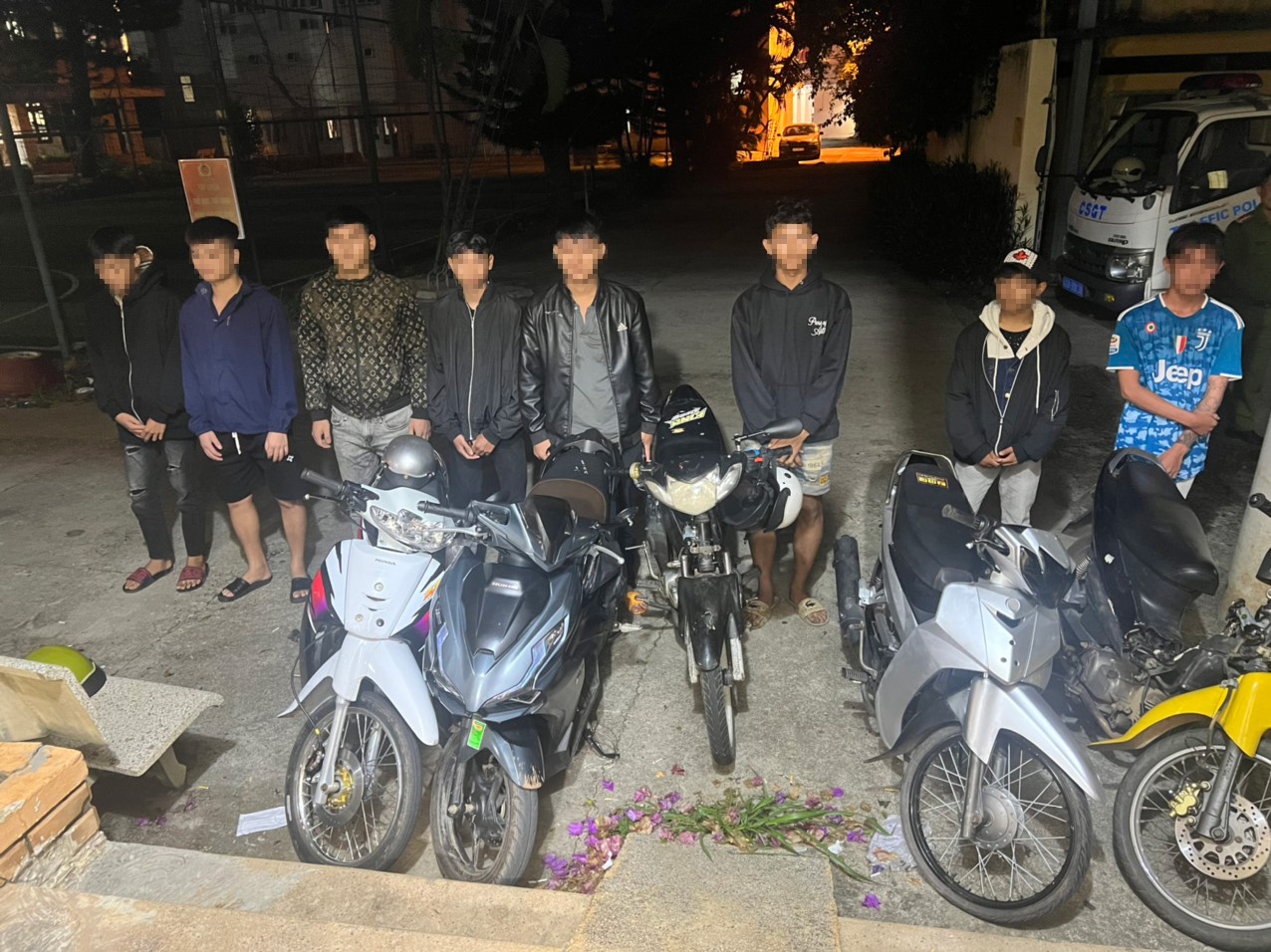 Các trường hợp đi xe độ chế, nẹt bô, đi dàn hàng ngang trên đường bị xử lý