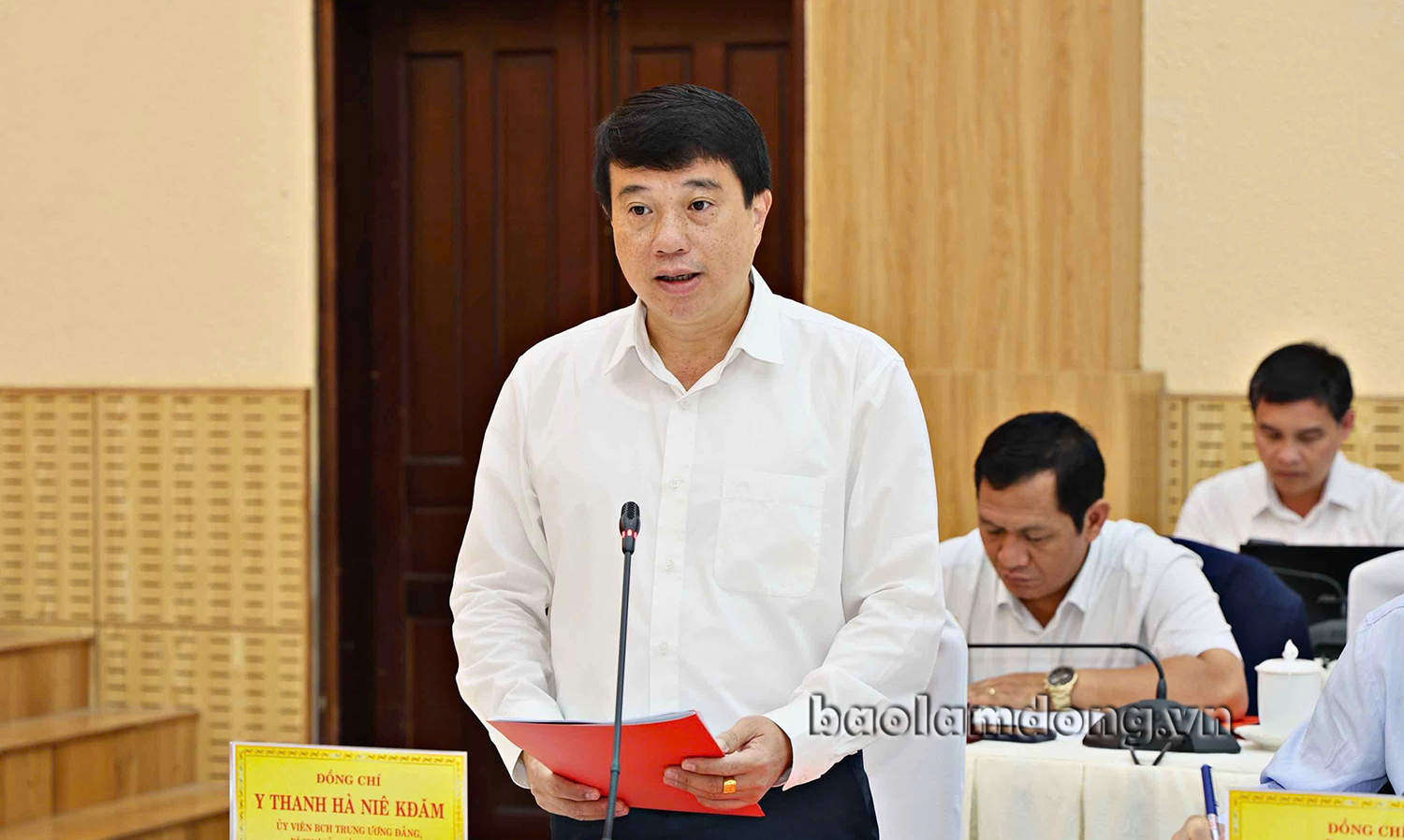 Đồng chí Y Thanh Hà Niê Kđăm - Uỷ viên Ban Chấp hành Trung ương Đảng, Bí thư Tỉnh uỷ Lâm Đồng báo cáo tại buổi làm việc