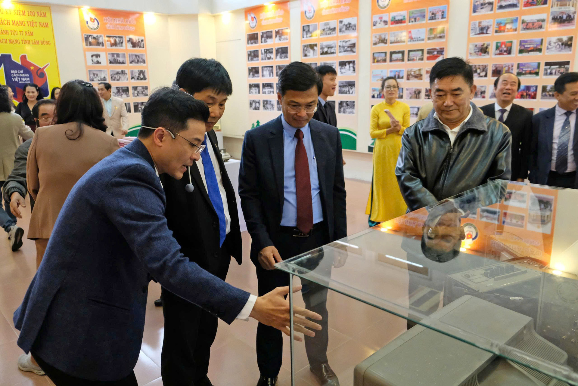 Tham quan triển lãm 100 năm báo chí cách mạng Việt Nam và 77 năm báo chí tỉnh Lâm Đồng
