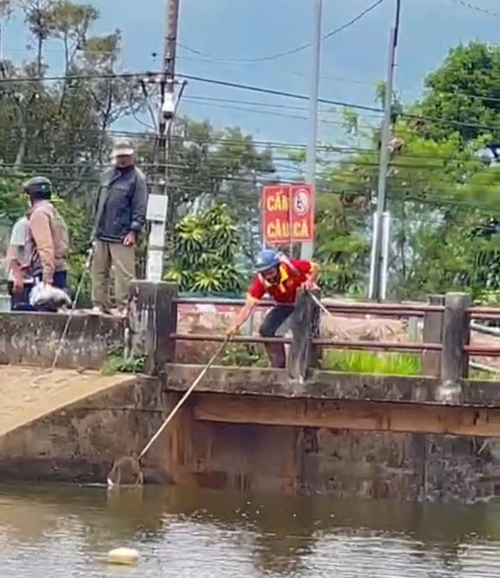 Một nhòm người dùng kích điện đánh bắt trên hồ Nam Phương