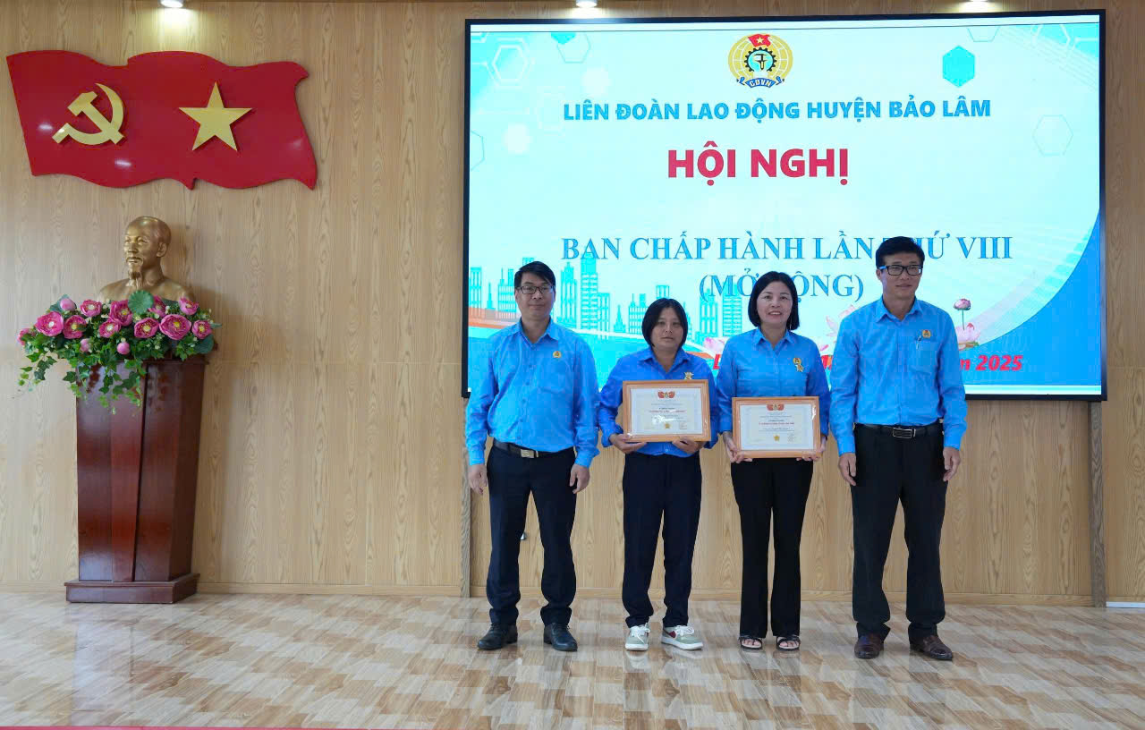 Trao kỷ niệm chương “Vì sự nghiệp xây dựng tổ chức Công đoàn”  