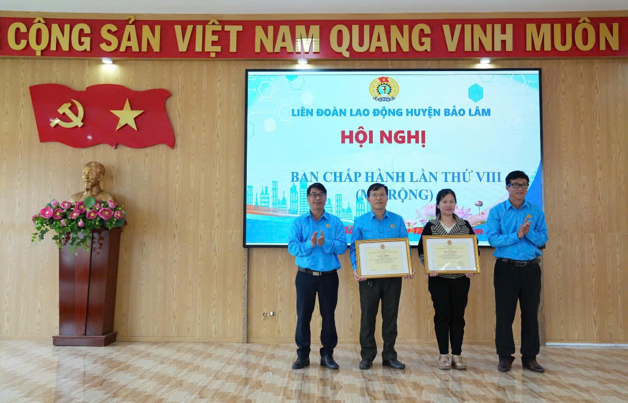 Tổng LĐLĐ Việt Nam tặng Bằng khen cho 2 cá nhân có thành tích xuất sắc trong hoạt động Công đoàn năm 2024. 