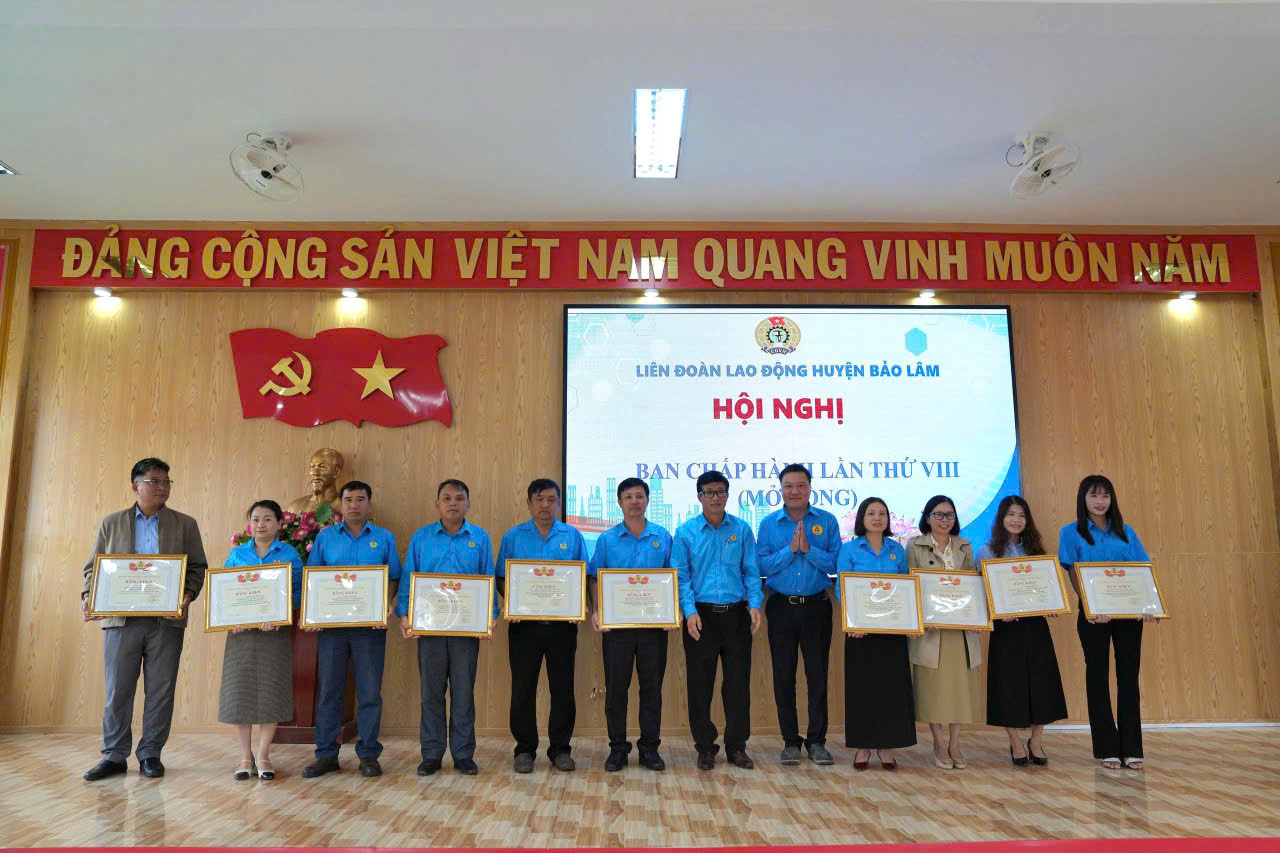 Trao bằng khen của LĐLĐ tỉnh, huyện cho các cá nhân và tạp thể