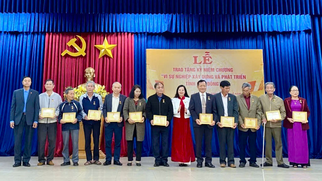 Lạc Dương: 57 cá nhân được tặng Kỷ niệm chương Vì sự nghiệp xây dựng và phát triển tỉnh Lâm Đồng