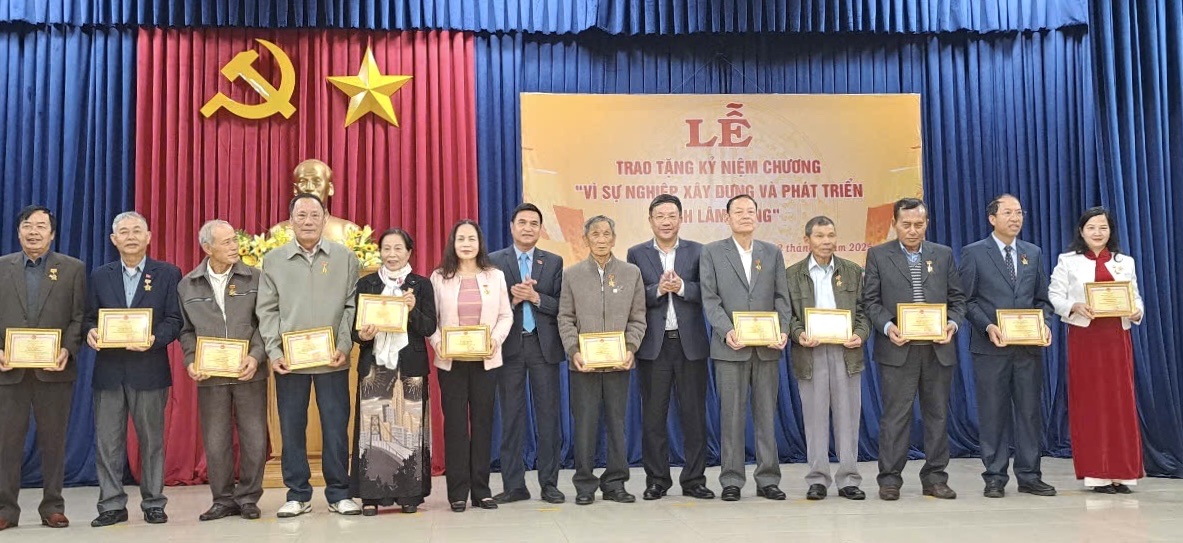 Chủ tịch UBND huyện Lạc Dương Bùi Thế và Phó Chủ tịch HĐND huyện Đỗ Khắc Lợi trao Kỷ niệm chương cho các cá nhân