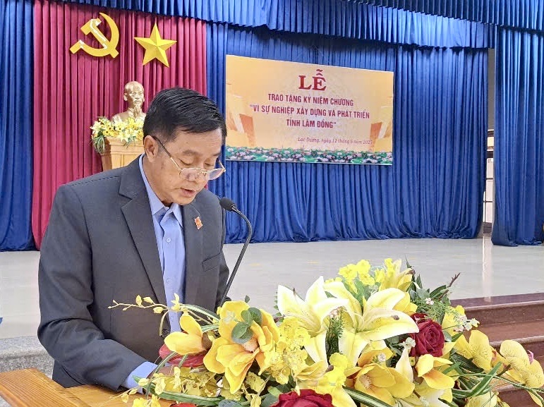Phó Chủ tịch UBND huyện Lạc Dương Cil Poh Phát biểu tại Lễ trao tặng Kỷ niệm chương,