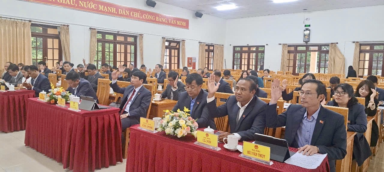 Các đại biểu biểu quyết thông qua các nghị quyết tại kỳ họp