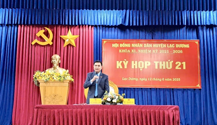 Phó Chủ tịch HĐND huyện Lạc Dương Đỗ Khắc Lợi chủ trì và điều hành kỳ họp