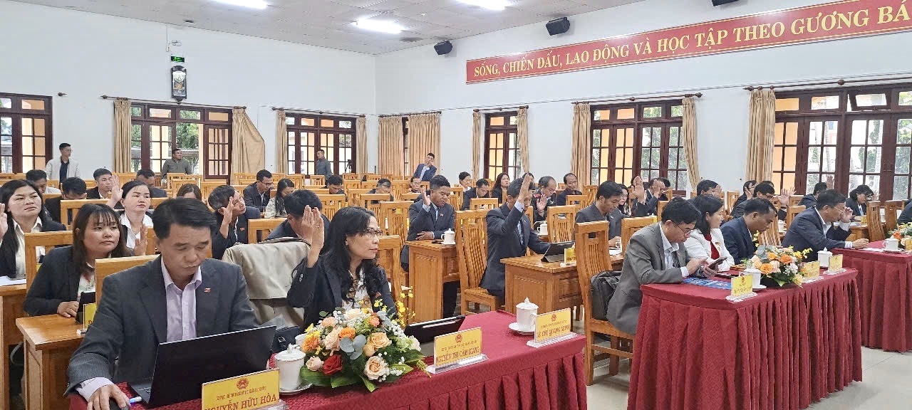 Đại biểu biểu quyết thông qua các nghị quyết tại kỳ họp
