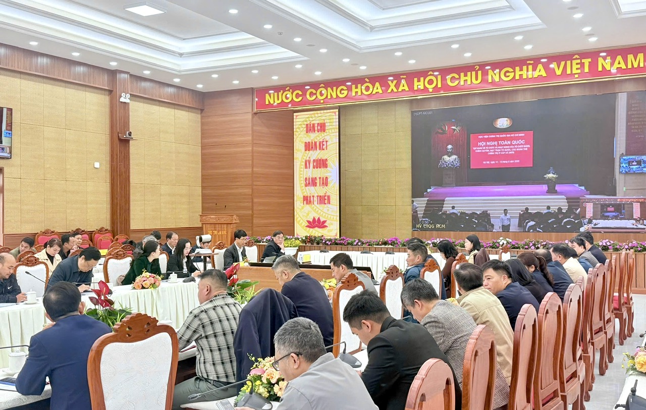 Phó Chủ tịch UBND tỉnh Võ Ngọc Hiệp và các đại biểu dự hội nghị tại điểm cầu UBND tỉnh