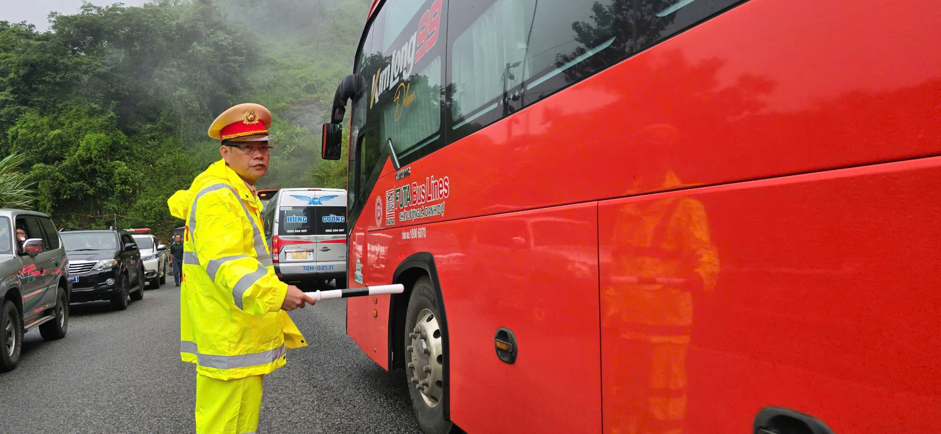 SGT thường xuyên có mặt tại đoạn nâng cấp sửa chữa để tránh việc chen lấn gây ùn tắc
