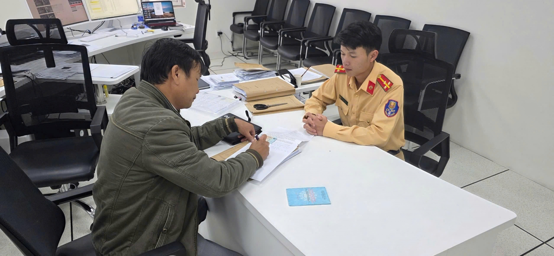 Tài xế vượt đèn đỏ đưa người đi cấp cứu: Không bị xử phạt mà được khen ngợi vì hành động nhân văn