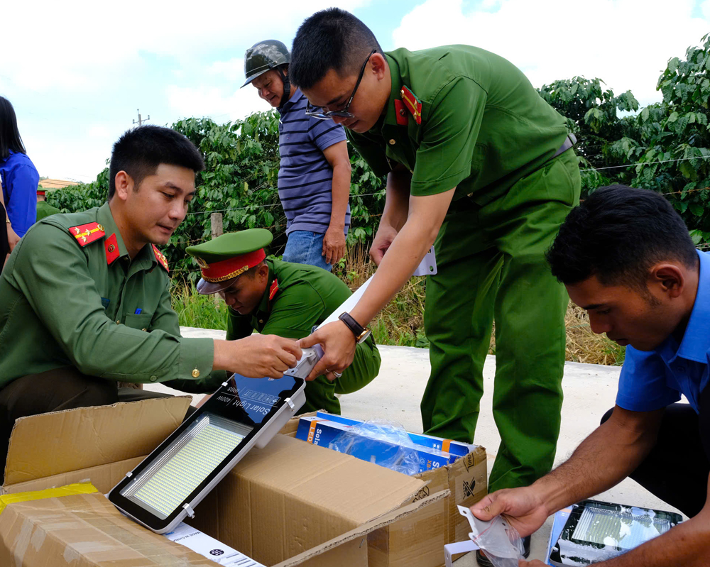 Thanh niên công an tỉnh tham gia lắp đặt công trình thắp sáng đường quê