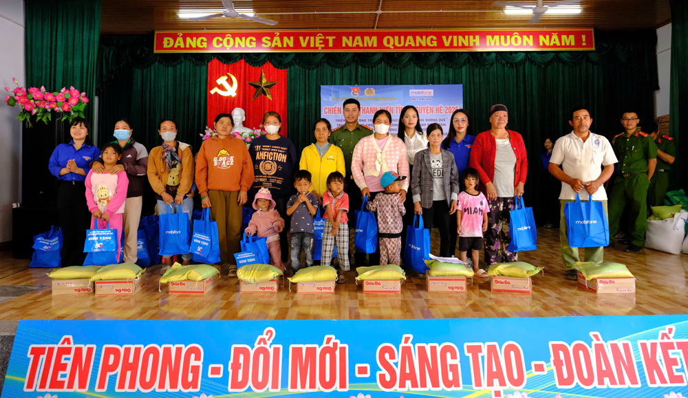 Đại diện Ban Thanh niên Công an tỉnh và Huyện đoàn Đam Rông trao quà cho các hộ gia đình có hoàn cảnh khó khăn