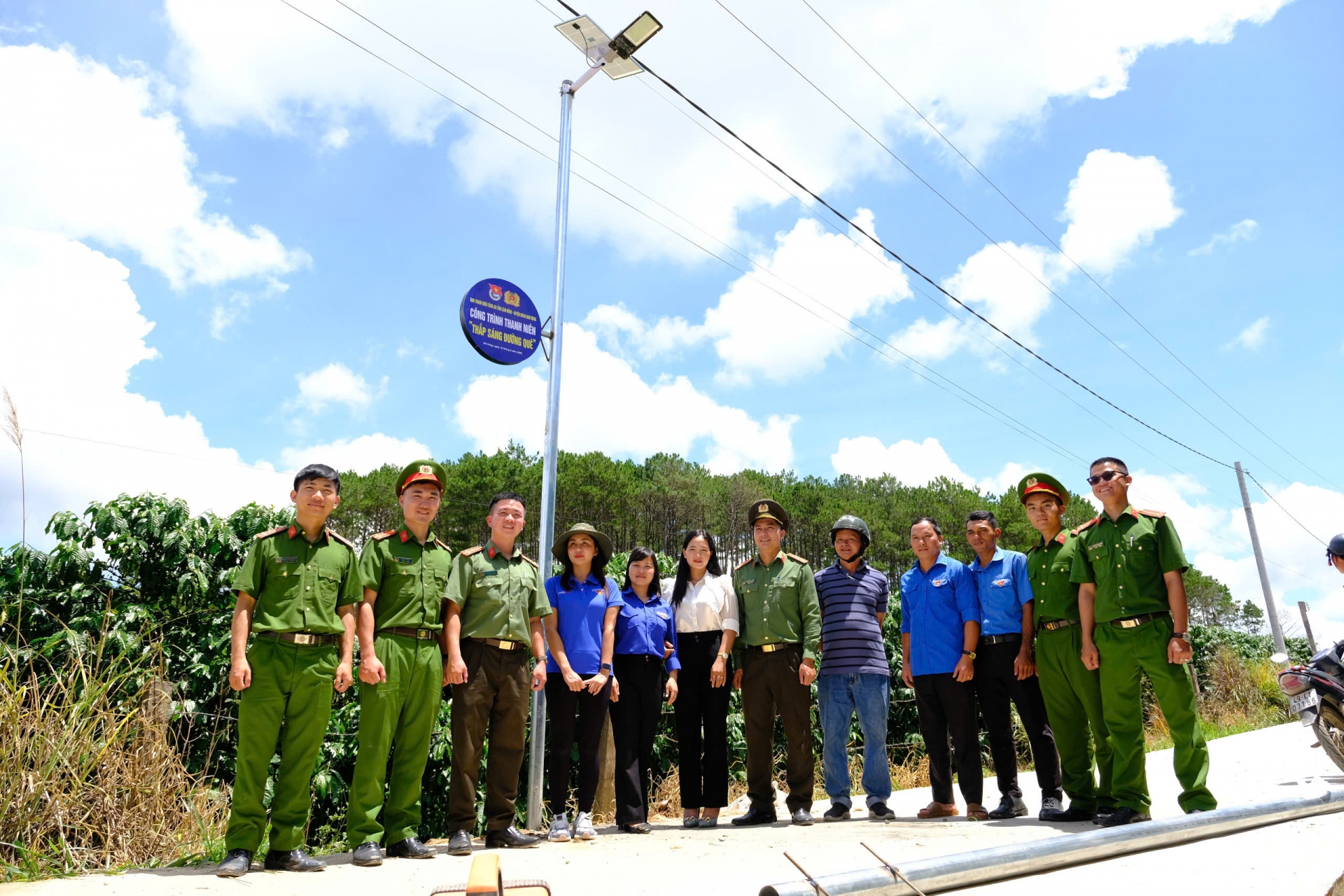Bàn giao công trình thắp sáng đường quê cho địa phương