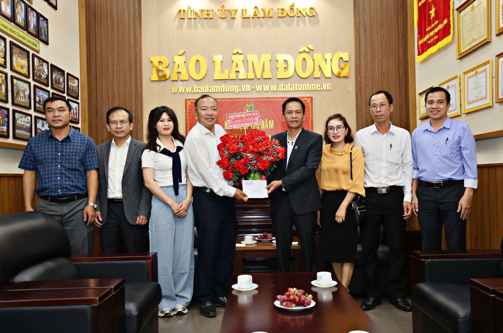 Đoàn thăm, chúc mừng tập thể cán bộ, phóng viên, người lao động tại Báo Lâm Đồng
